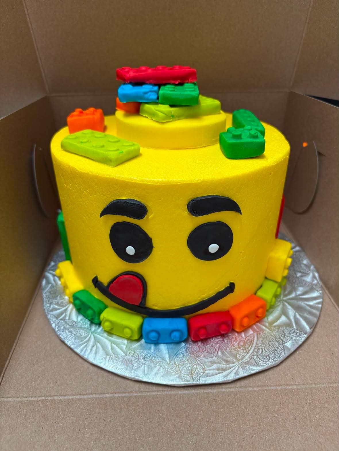 Gâteau d'anniversaire jaune inspiré des blocs de construction