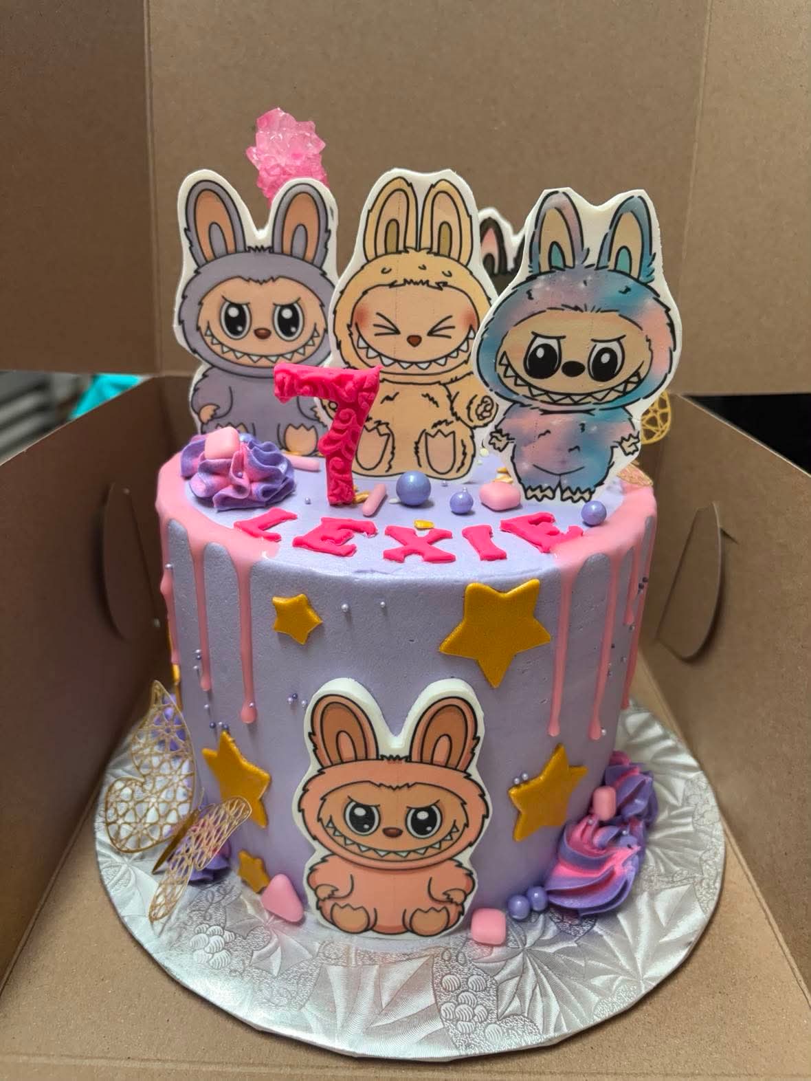 Gâteau d'anniversaire coloré avec personnages