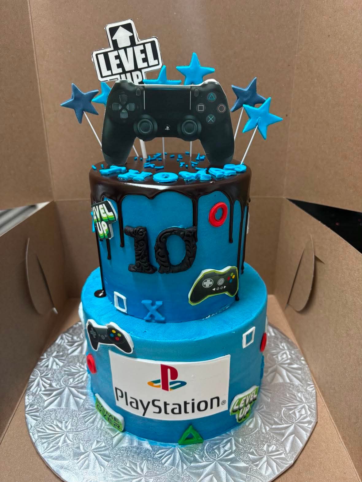 Gâteau à deux étages sur le thème du jeu vidéo