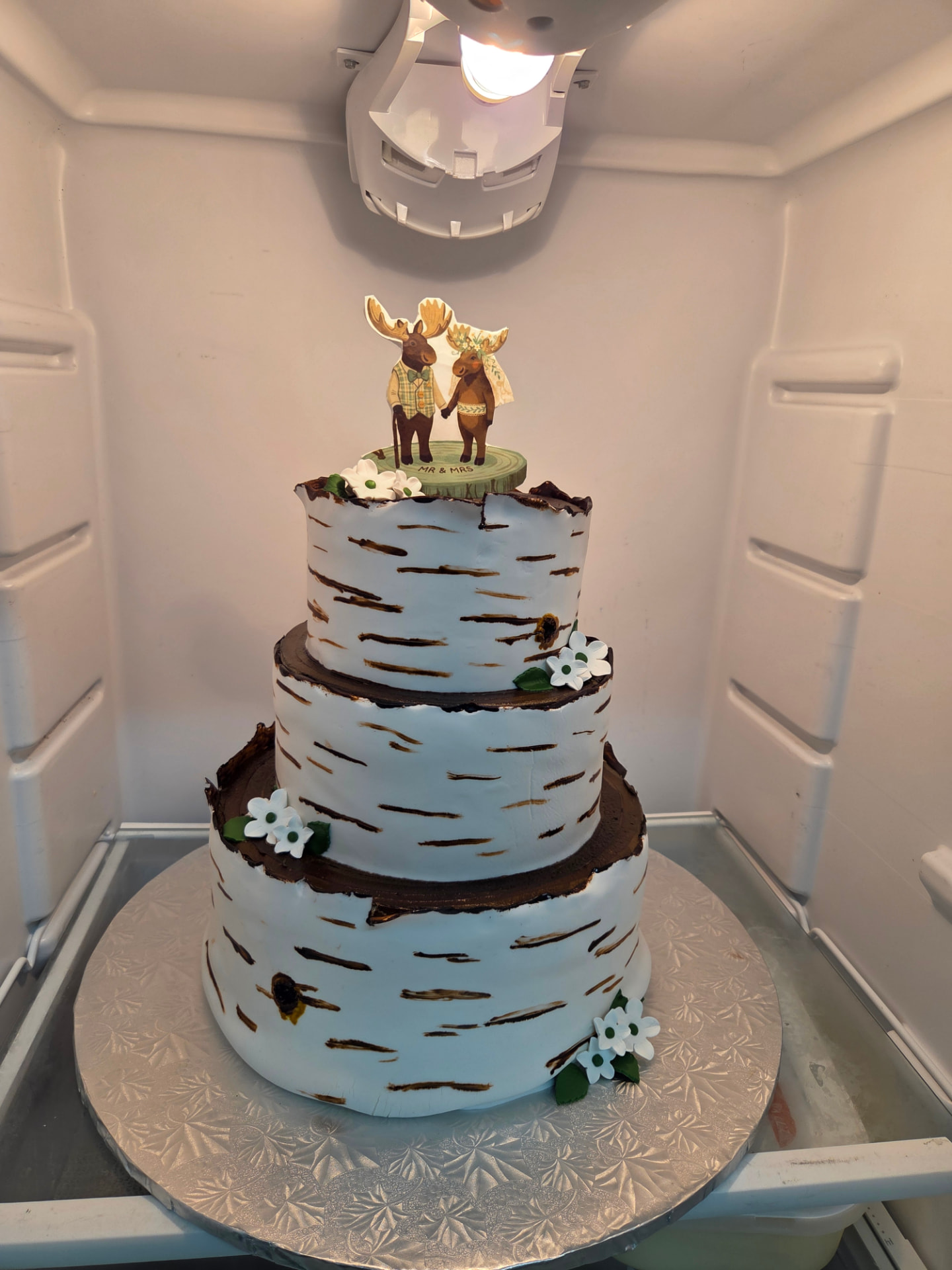 Gâteau de mariage à trois étages au motif de bouleau