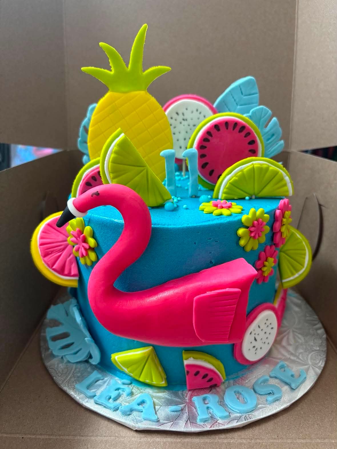 Gâteau tropical bleu et rose avec flamant rose