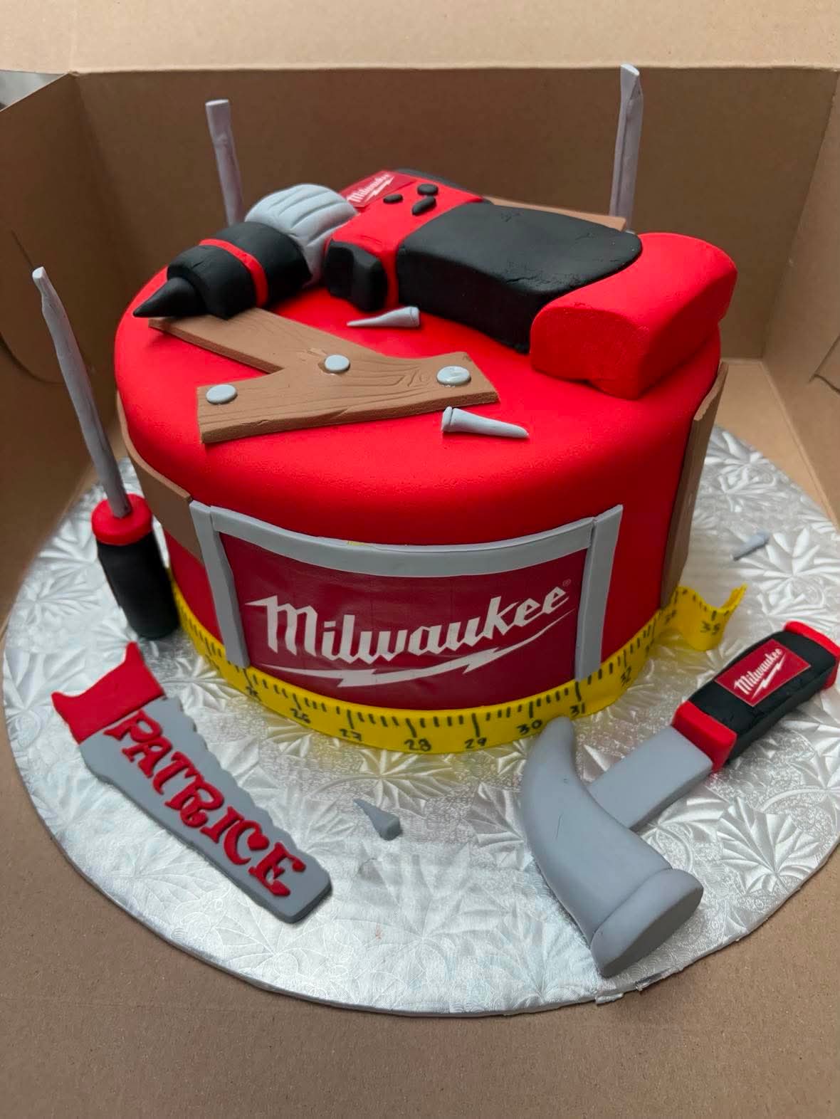 Gâteau personnalisé sur le thème des outils