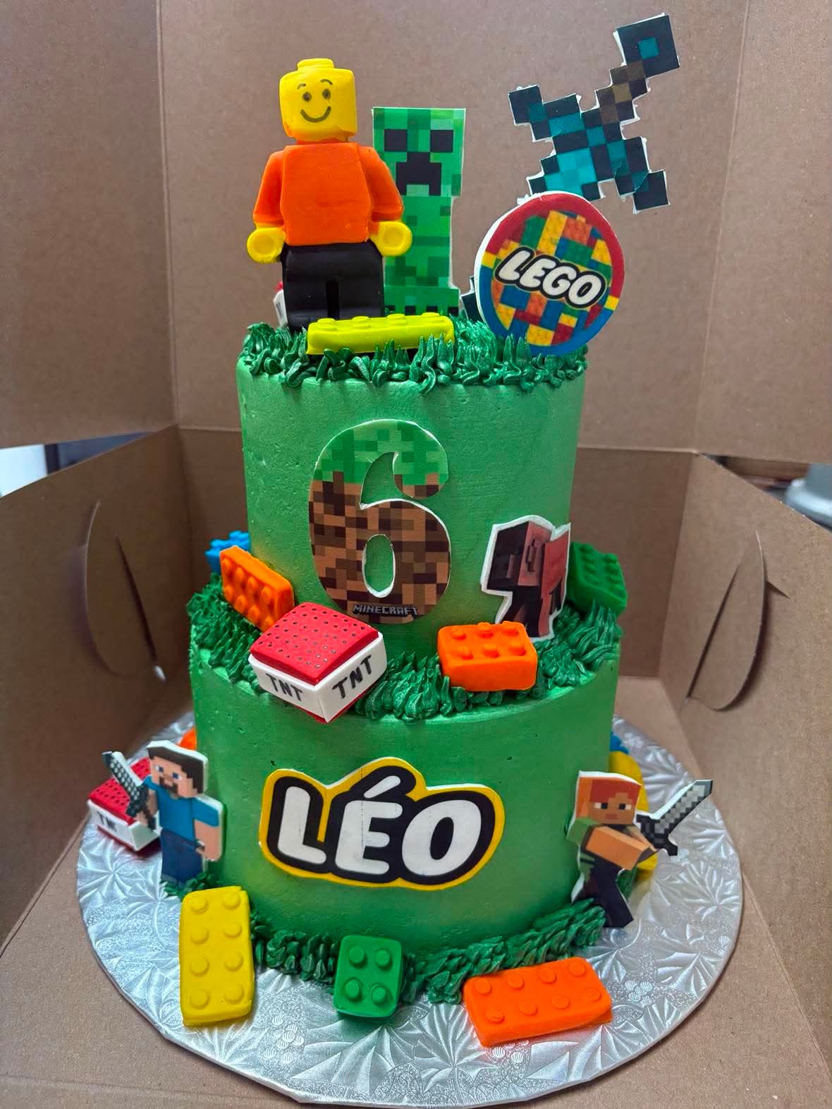 Gâteau à deux étages sur les thèmes des blocs et du jeu vidéo