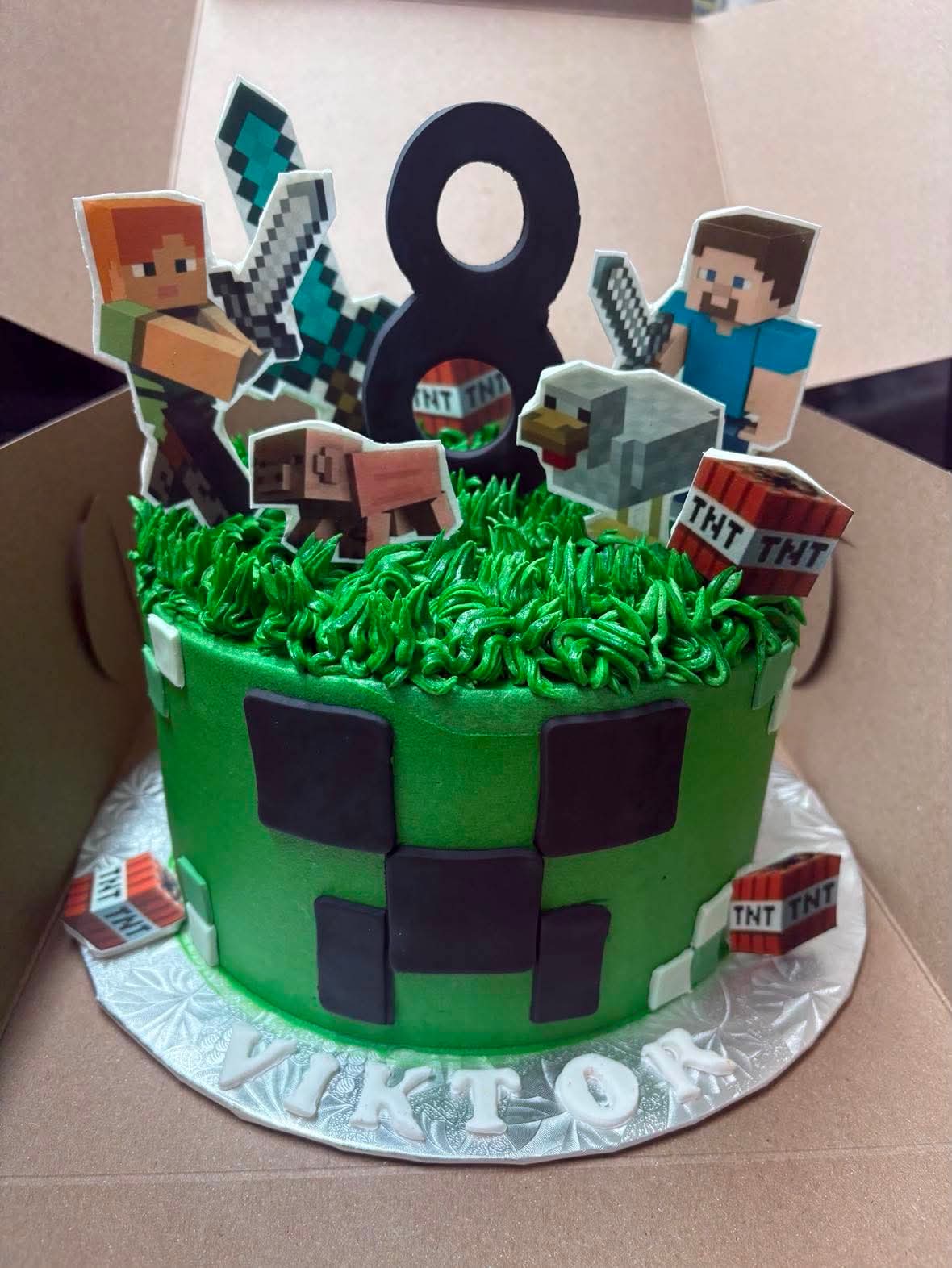 Gâteau d'anniversaire vert sur le thème d'un jeu de construction